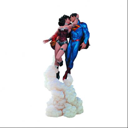 Superman And Wonder Woman Holiday Kiss Mini Statue